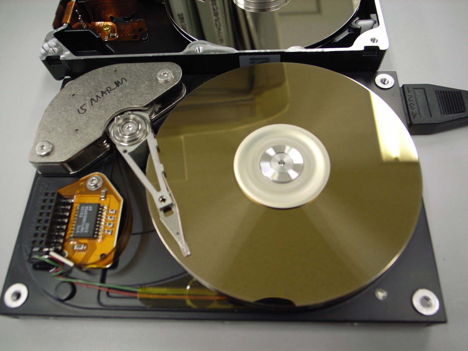 Pengertian , gambar , fungsi , jenis harddisk dan bagianbagian harddisk