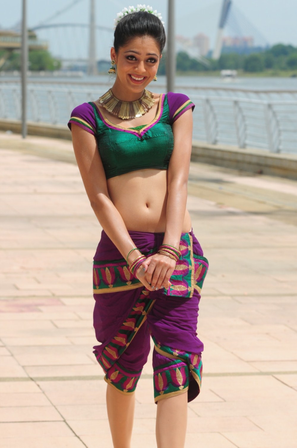 Actress Parvathi melton navel show photos. 