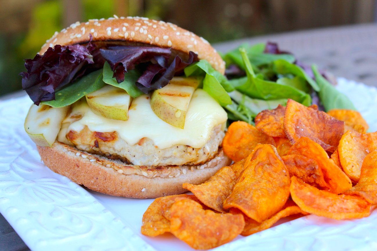 SPCookieQueen Turkey Burgers with Gouda, Pears & Sweet Potato Chips