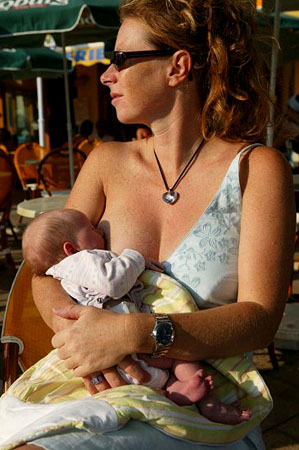 Women+breastfeeding