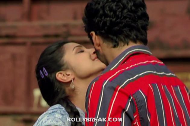 parineeti chopra kissing scenes - (2) - parineeti chopra kisses in Ishaqzaade with Arjun Kapoor