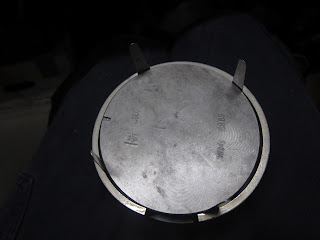 Fitting piston rings with an old trick - using feeler gauge blades and a rubber band Fitting piston rings with an old trick - using feeler gauge blades and a rubber band