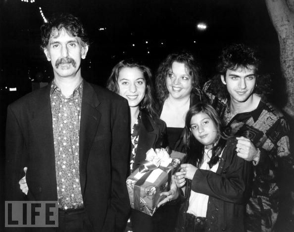 http://3.bp.blogspot.com/-itIdcG2Dub8/T4Y4fv_eAVI/AAAAAAAAADU/r9Rxujkqs3w/s1600/zappa-family.jpg