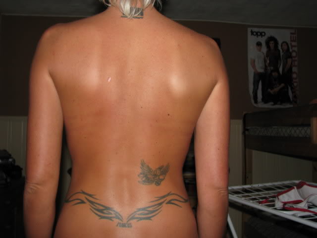 Harley Dean обнажилась на кровать и показала татуировки на теле