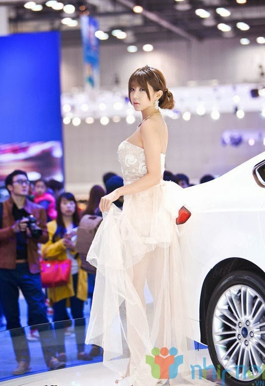 Người mẫu Châu Á khoe chân dài bên ô tô