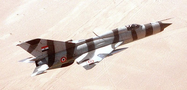 Pilotos Desertores del Pacto de Varsovia y sus Aliados Árabes y Asiáticos  800px-MiG-21PFM-Egypt-1982+%25281%2529
