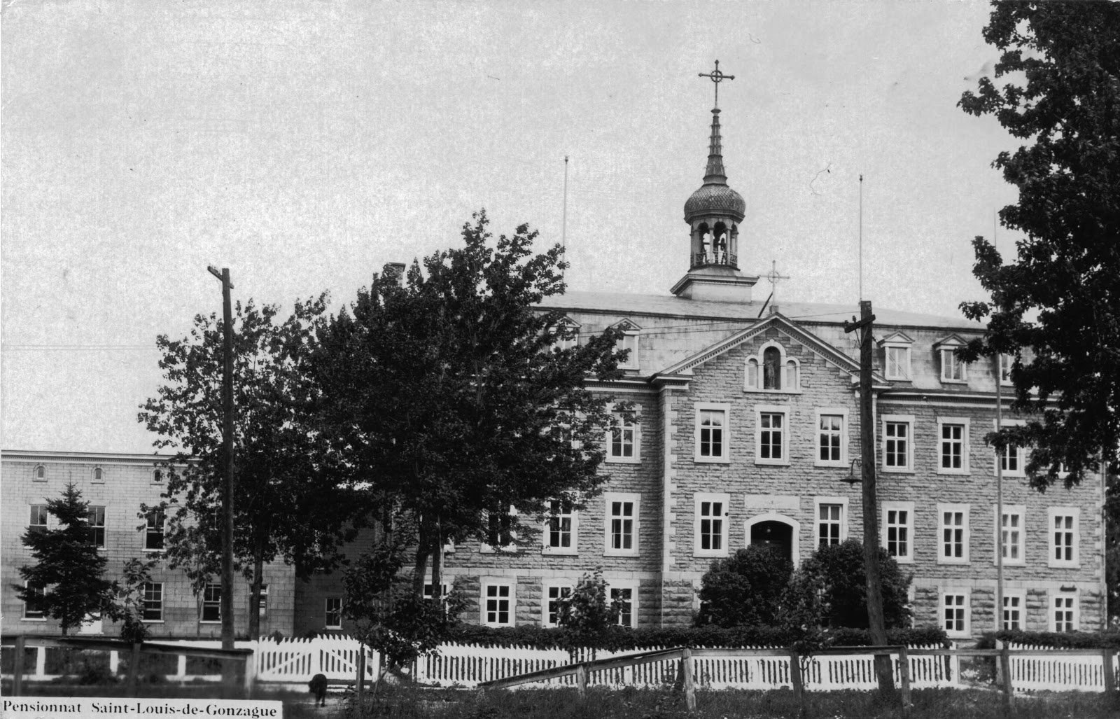 Le du flâneur Le collège SaintLouisdeGonzague à Louiseville