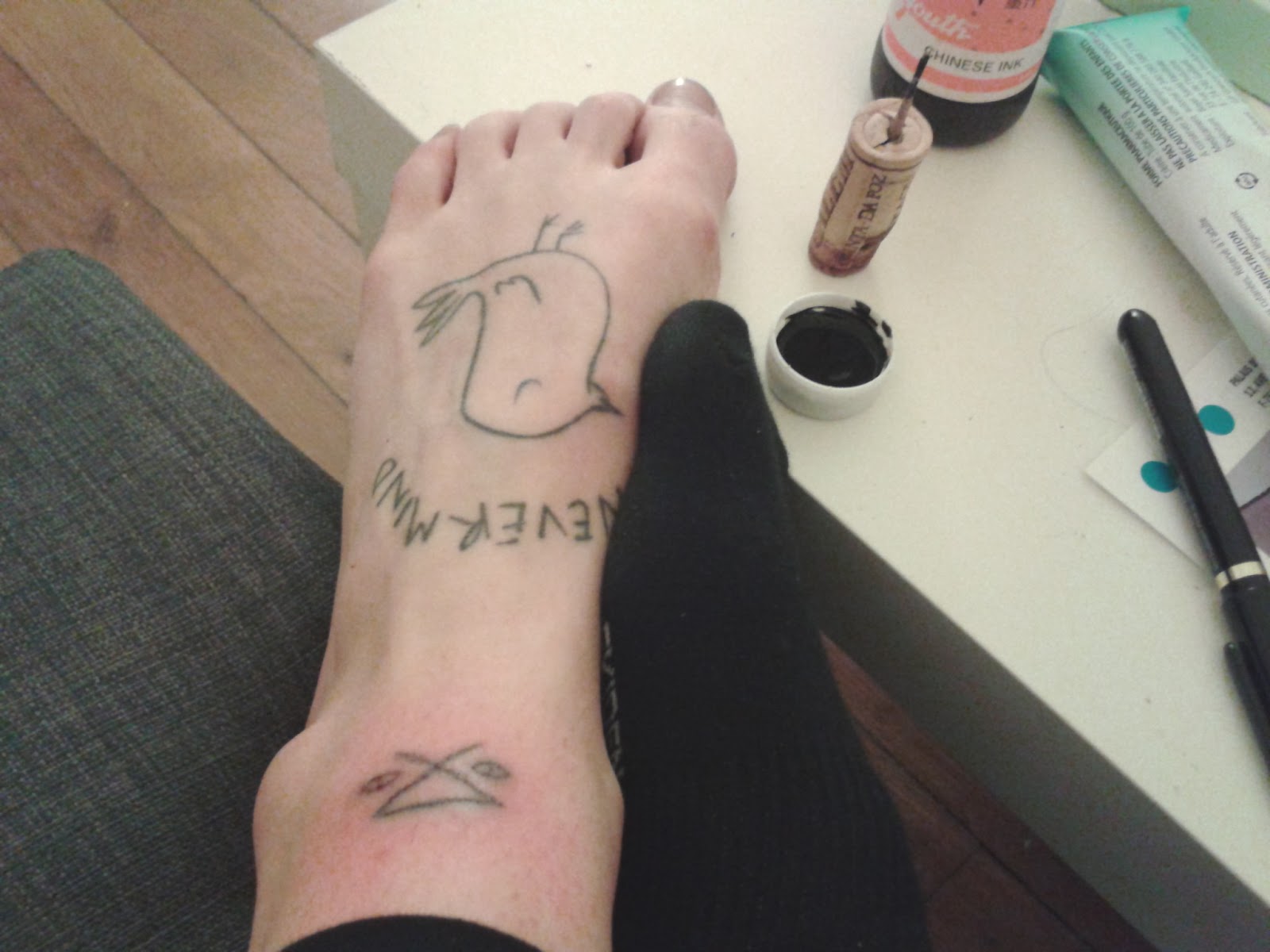 Stick and poke l'art du tatouage maison (à vos risques et