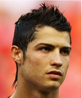 Cristiano Ronaldo, jugador con cabello moderno, el pelo de cristiano ronaldo, corte de cabello moderno, cortes que usan los jugadores, peinados que utilizan los jugadores, hombre lindo, hombre hermoso, mirada triste,  Cristiano Ronaldo, who plays with modern hair, ronaldo hair, haircut modern, cutting players wear, hairstyles used by players, male beautiful, beautiful man, a sad,