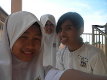 tht in front is a sepet girl,haha =)