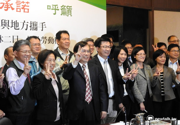 勞動部長郭芳煜(中)強調,將給予企業充分的調適時間來適應勞動新制,等到企業適應後,勞動部就會務實的執法,預計今年第3季起,就會依法實施勞動檢查。 勞動部長郭芳煜(中)強調,將給予企業充分的調適時間來適應勞動新制,等到企業適應後,勞動部就會務實的執法,預計今年第3季起,就會依法實施勞動檢查。