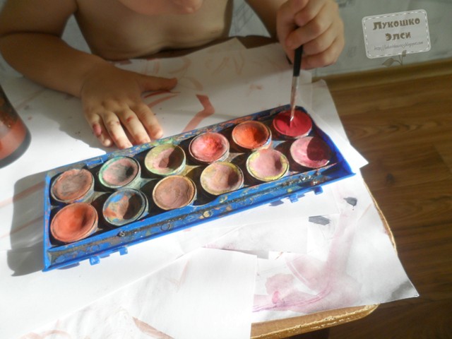 ребенок смешивает цвета )