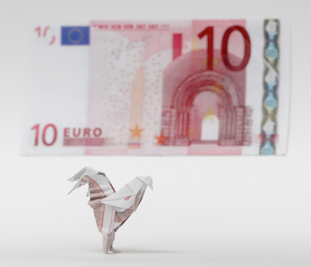 Origami berbentuk ayam dari uang kertas 10 Euro