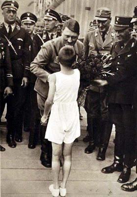 Hitler Bersama Anak-Anak