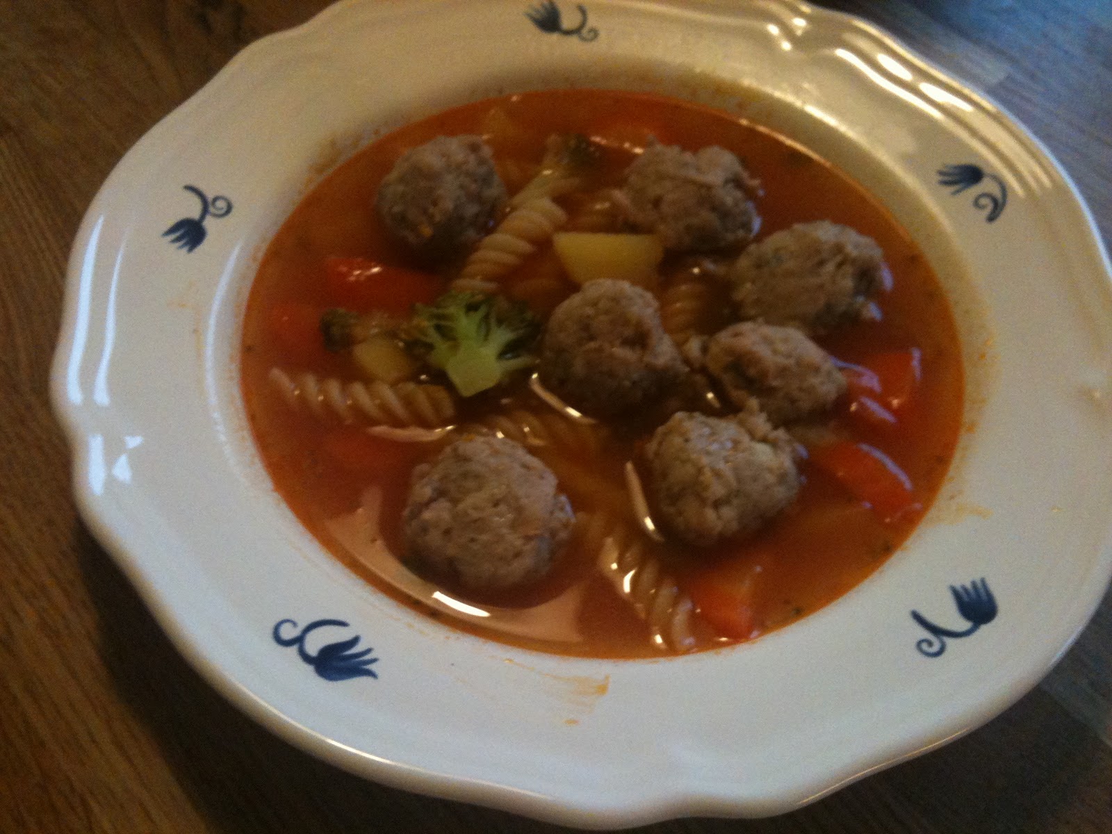 Billig og god middag Minestrone suppe med kylling kjøtboller