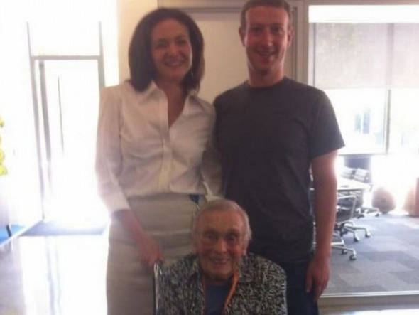 Um pouco mais -MARK ZUCKERBERG EM 37 FOTOS size_590_vovo-facebook-20120828090024