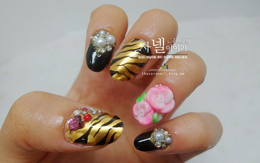 SARA NAIL gold or silver metallic nail polish to look pretty and