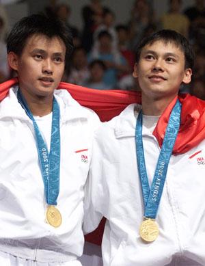 Candra Wijaya dan Tony Gunawan saat mendapat medali emas Olimpiade Sydney 2000.