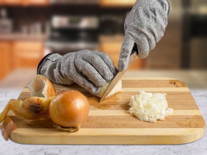 How to hold khicten knife in order to avoid cutting your fingers How to hold khicten knife in order to avoid cutting your fingers