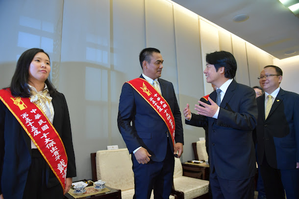 今年十傑當選人還包括棒球好手、體育技藝類當選人陳金鋒,賴清德一看到他就說「這是我們台南人」。 今年十傑當選人還包括棒球好手、體育技藝類當選人陳金鋒,賴清德一看到他就說「這是我們台南人」。