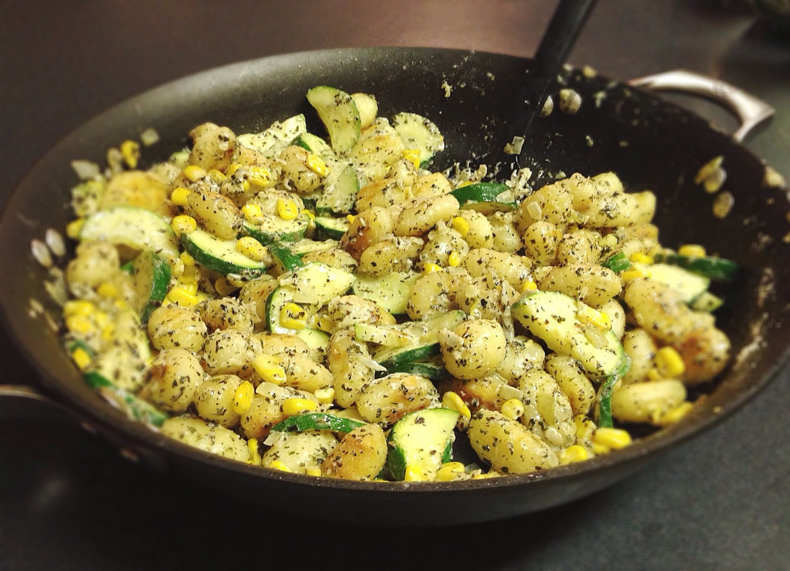 3D Dinners Crispy Gnocchi with Zucchini, Sweet Corn, and Basil