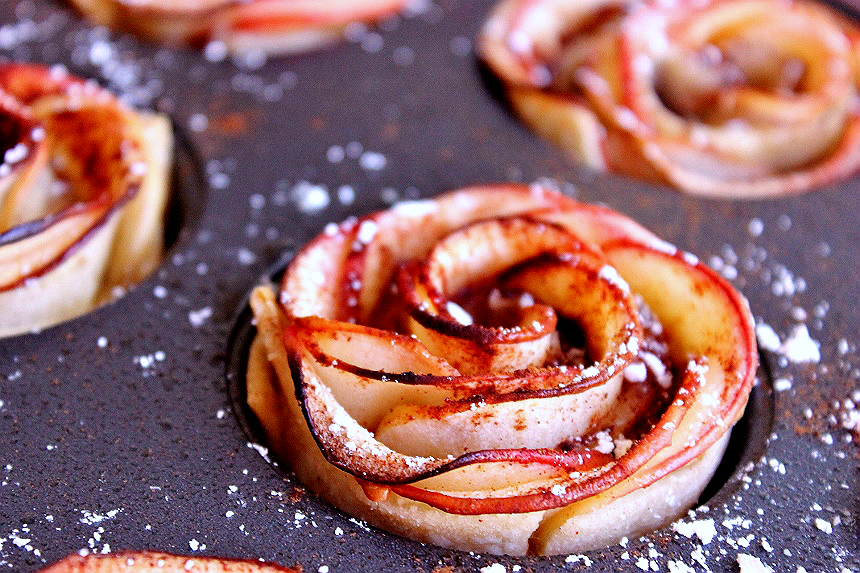 These baked apple roses are simple enough for any home cook to make in just over 30 minutes and make the perfect topping for any holiday pie, tart, or dessert a-la-mode. How do we enjoy them? With our favorite #QuakerRealMedleys yogurt cup, for breakfast! (ad)