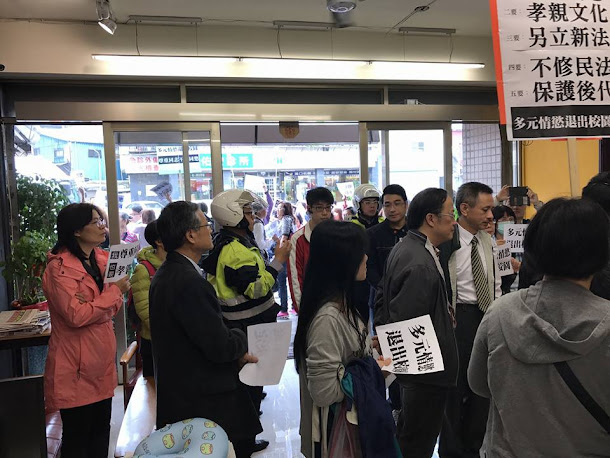 時力立委黃國昌汐止服務處30日上午被大批反同人士擁入,抗議同性婚姻修法,並要求黃國昌出面。黃國昌無奈於臉書回應,希望能找一天坐下來談。 時力立委黃國昌汐止服務處30日上午被大批反同人士擁入,抗議同性婚姻修法,並要求黃國昌出面。黃國昌無奈於臉書回應,希望能找一天坐下來談。