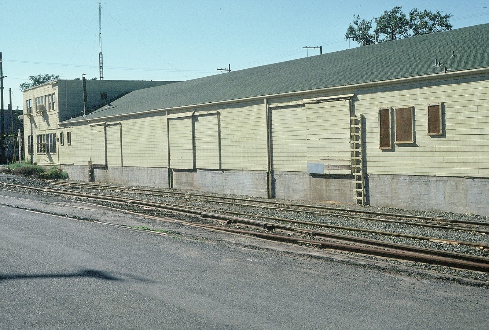 R Street Layout Freight House on the Drop In Module