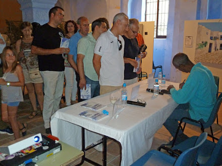 Otros instantes durante la firma de ejemplares