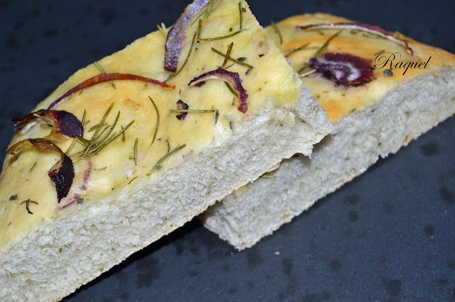 Focaccia Con Cebolla Morada Y Romero