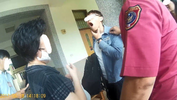 嘉義市一名參加國家考試的考生因壓力太大,考卷寫到一半,突然「落下頦」,送醫急救,沒有大礙。 嘉義市一名參加國家考試的考生因壓力太大,考卷寫到一半,突然「落下頦」,送醫急救,沒有大礙。