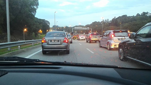 Saya Lihat Nombor Pendaftaran Kereta Rasmi Najib, Memang Tak Lah Nak Bagi Laluan! Saya Lihat Nombor Pendaftaran Kereta Rasmi Najib, Memang Tak Lah Nak Bagi Laluan!