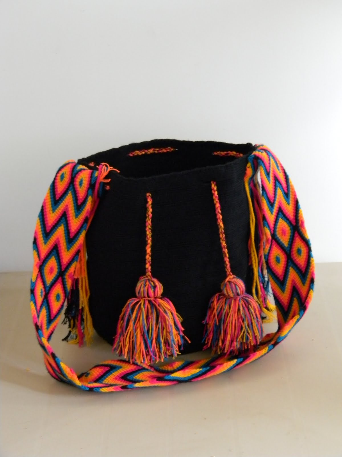 mochilas wayuu negras