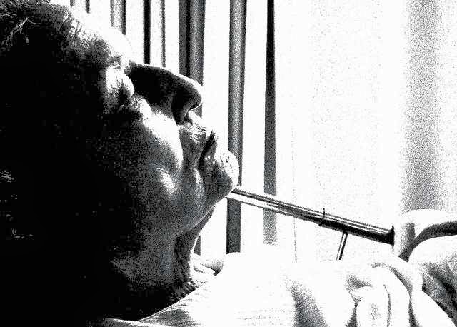 Madre moribunda Mujer que yace en su cama en reposo, en espera...