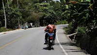Dominicains en moto sur la route de Samana