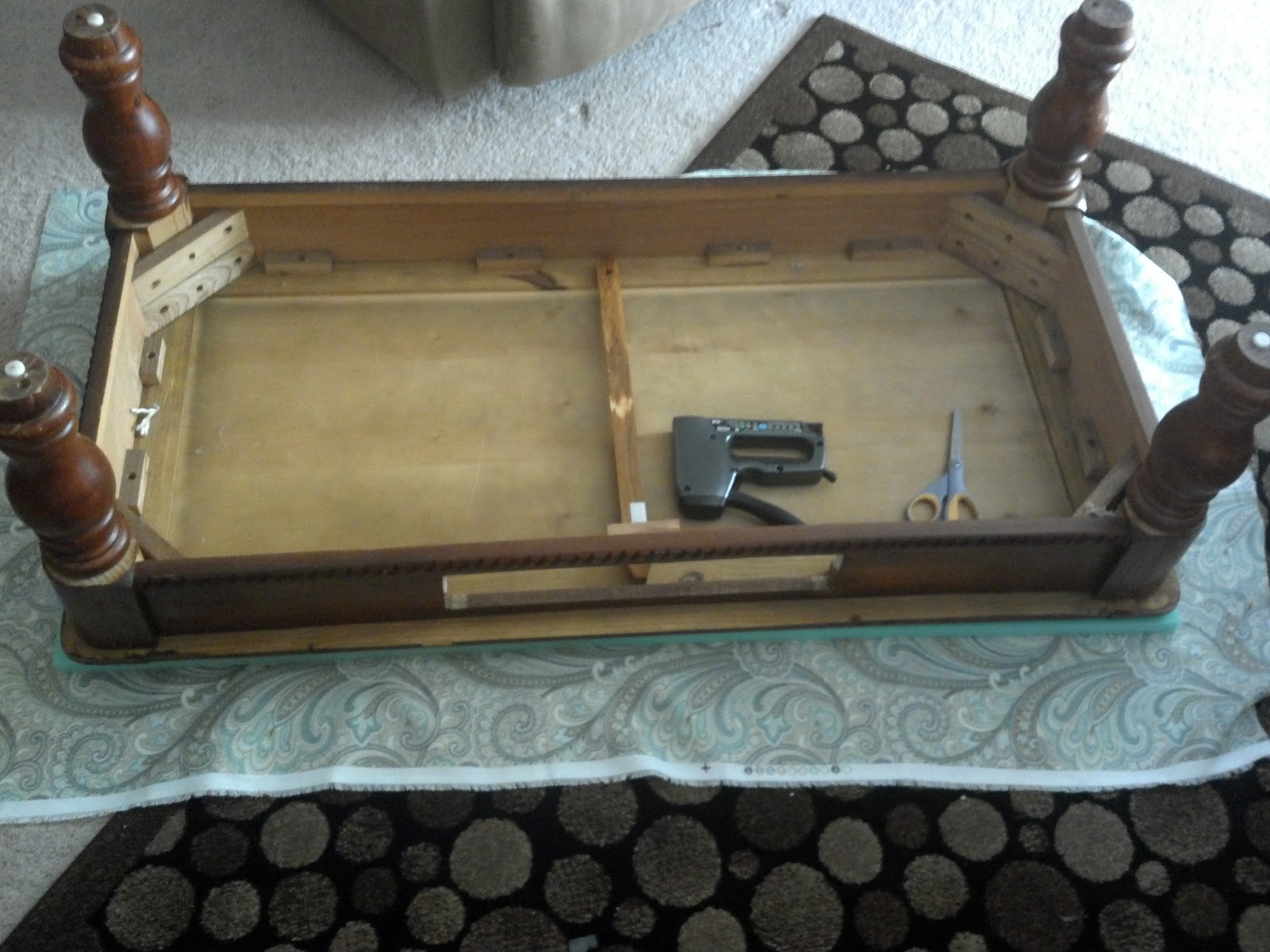 TURNING IDEAS INTO LOVELY CREATIONS HOW TO GIVE A NEW LOOK TO AN OLD TABLE