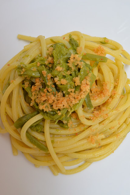 spaghetti con asparagi selvatici e peperoncino
