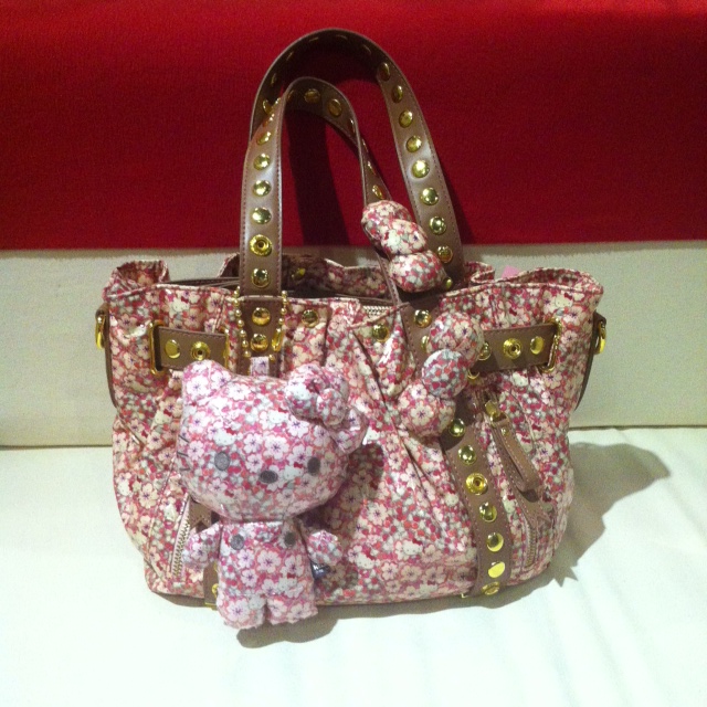 samantha thavasa hello kitty bag