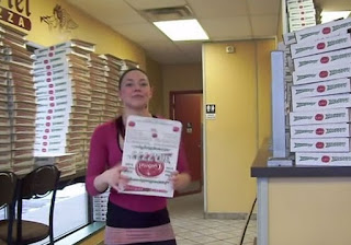 ΑΠΟΚΛΕΙΕΤΑΙ   Τι κάνει το κορίτσι..; Αυτή η κοπέλα φτιάχνει κουτιά πίτσας σαν... ρομπότ [βίντεο]