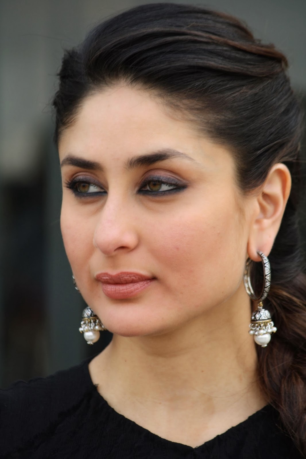 High Quality Bollywood Celebrity Pictures: Kareena Kapoor Glows In