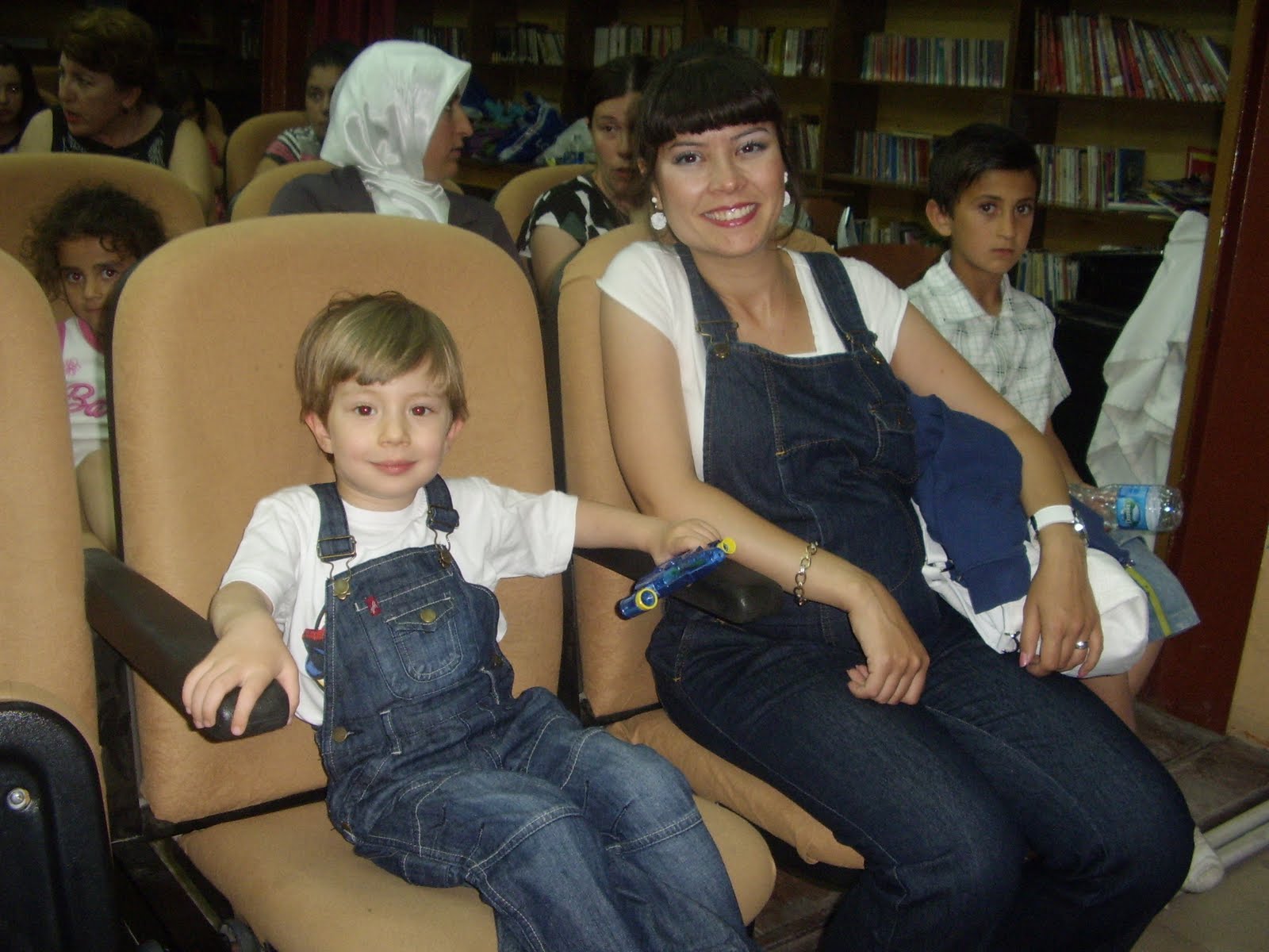 TURUNCU ÇAKILTAŞI: Bir yıl sonu sergisi daha bitti....