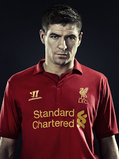Gerrad gagah dengan jersey baru liverpool pemain liverpool mengenakan seragam baru