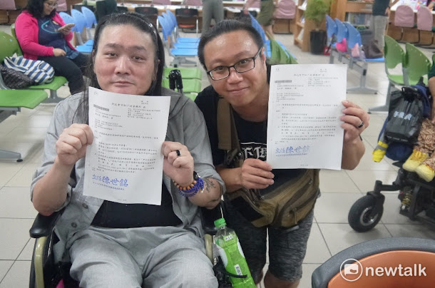 由於同性婚姻尚未入法,勝翔與老爺兩人於上個月前往中和區戶政事務所辦理同性伴侶註記。 由於同性婚姻尚未入法,勝翔與老爺兩人於上個月前往中和區戶政事務所辦理同性伴侶註記。