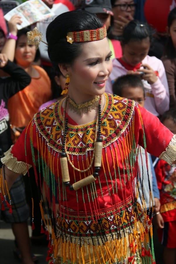 Gambar Baju Adat Toraja Wanita