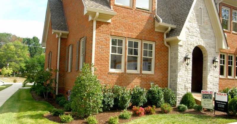 Front yard landscaping with grass and dwarf plants | Outdoor