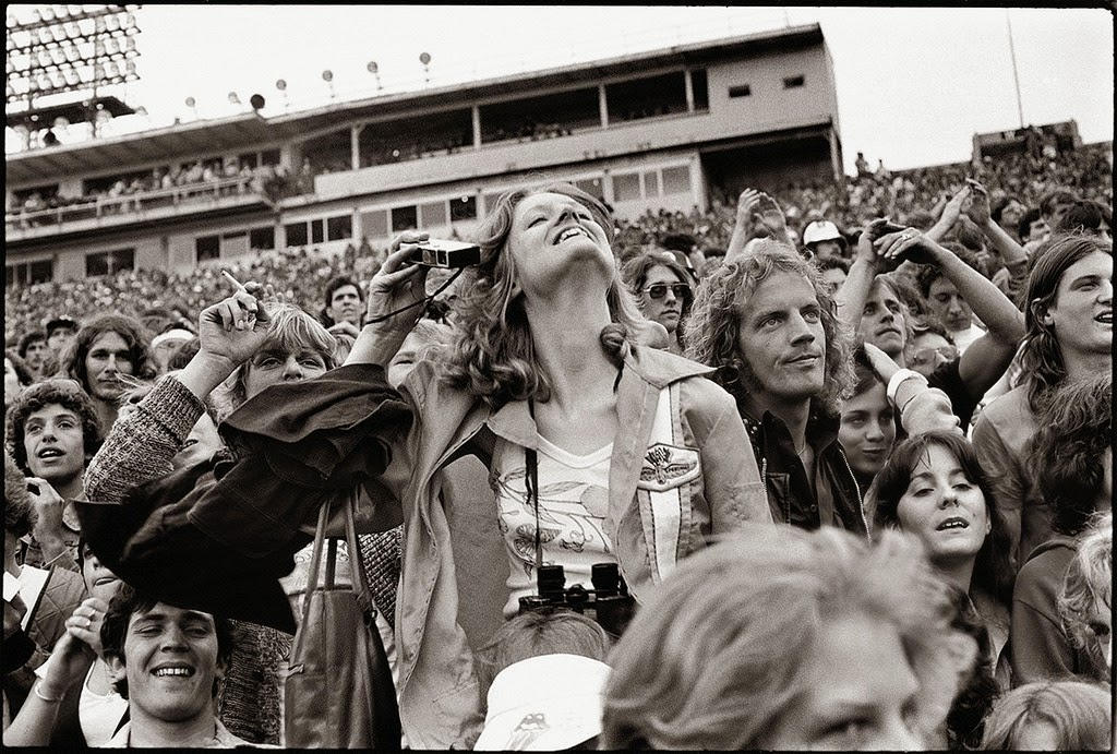 25 Black & White Photos Show Candid Moments of The Rolling Stones Fans