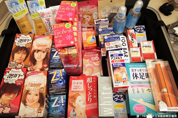 暑假正值出國旅遊旺季,許多民眾習慣大肆採購國外藥品,但如果違規販賣的話,最重可能遭罰新臺幣一千萬。 暑假正值出國旅遊旺季,許多民眾習慣大肆採購國外藥品,但如果違規販賣的話,最重可能遭罰新臺幣一千萬。