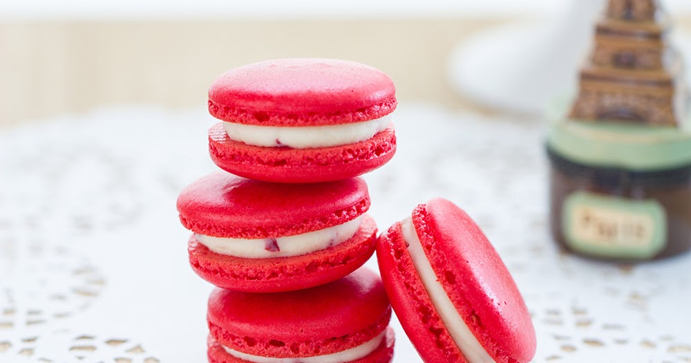dailydelicious Strawberry and cream macarons