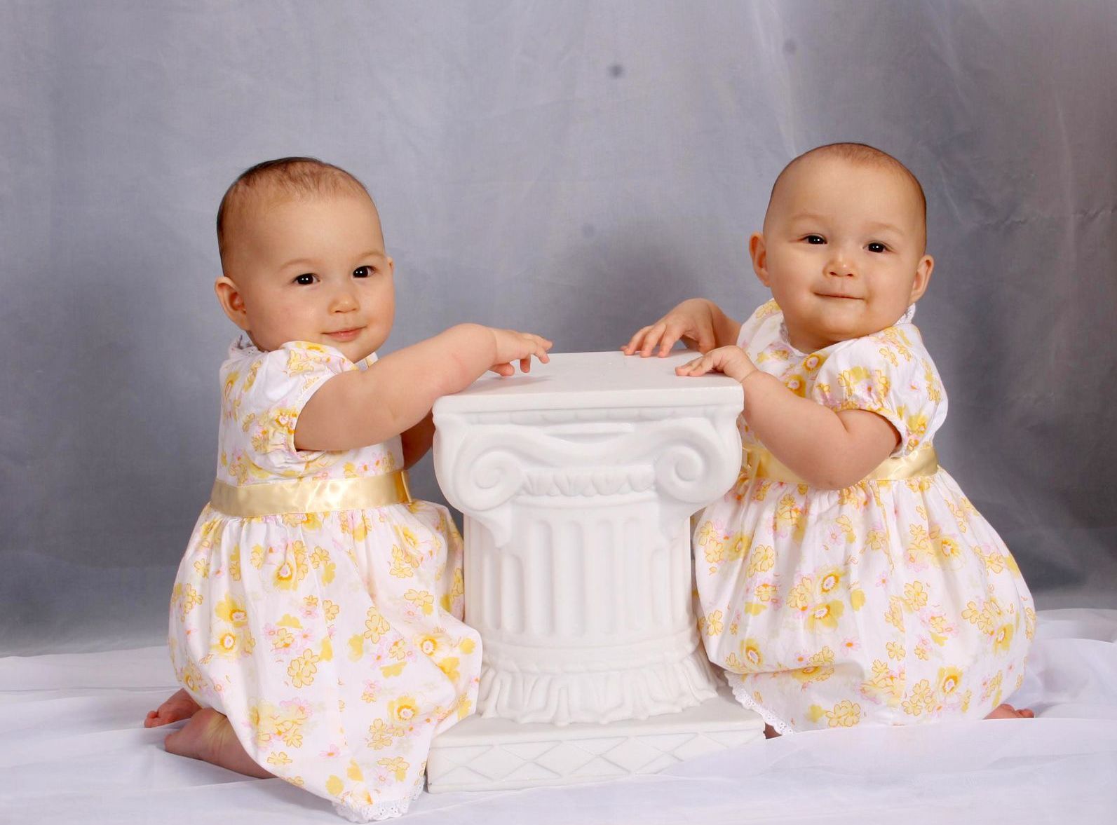 Twin Baby Girls Pictures Download Freely | Cute Babies Pics Wallpapers