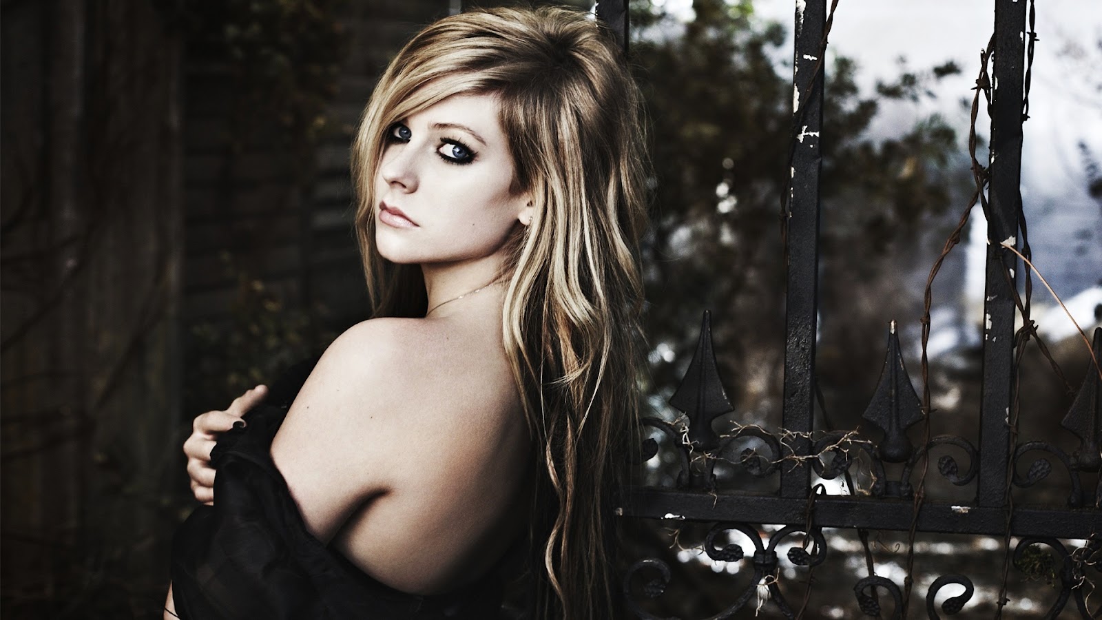 CRAZY WALLPAPER: Avril Lavigne Wallpaper Free Download